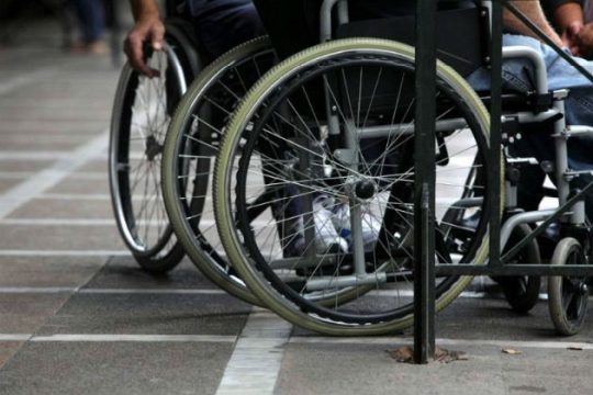 Παραπληγικός περπάτησε με τη δύναμη του νου