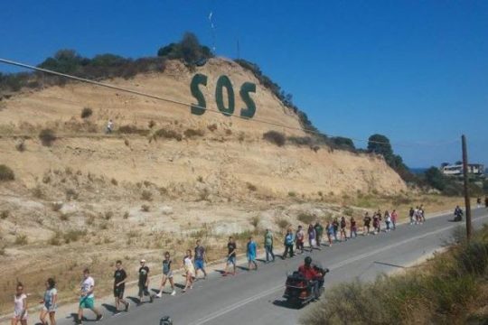 Μια ανθρώπινη αλυσίδα αντίστασης και αλληλεγγύης