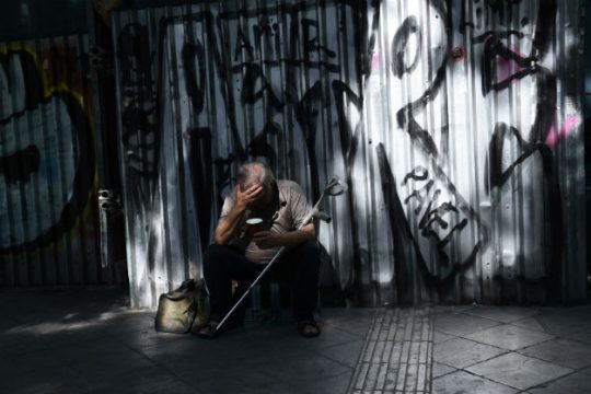 Μέχρι και 32% μειώθηκε ο κατώτατος μισθός