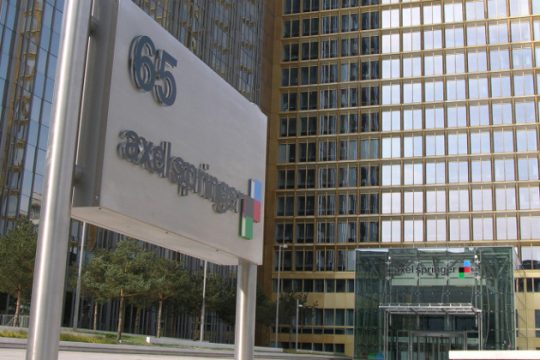 Δεν αγόρασε τους Financial Times και πήρε το Business Insider