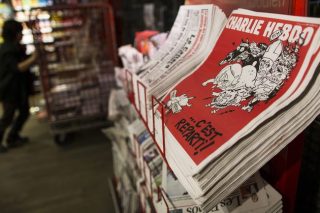 Charlie Hebdo: Μετά τις σφαίρες, η διχόνοια