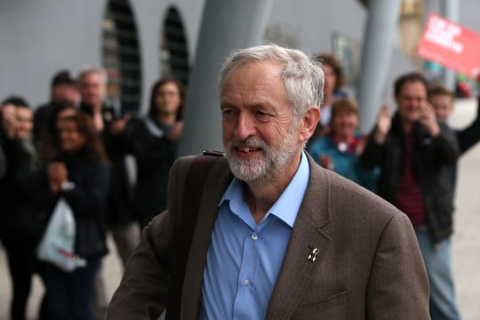 Podemos: Ήττα του νεοφιλελευθερισμού η νίκη Κόρμπιν