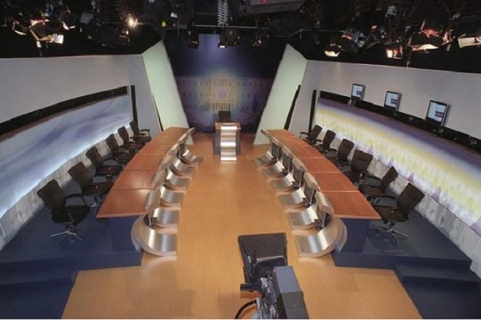 7 πολιτικοί και 7 δημοσιογράφοι στο ντιμπέιτ της Τετάρτης