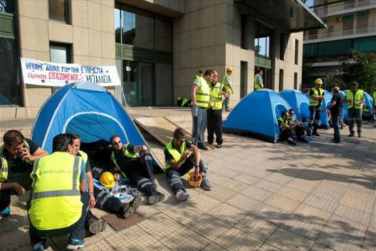 Μεταλλωρύχοι έστησαν σκηνές έξω από το YΠΑΠΕΝ