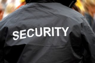 Ελεύθερος ο… πυγμάχος σεκιουριτάς της Μυκόνου