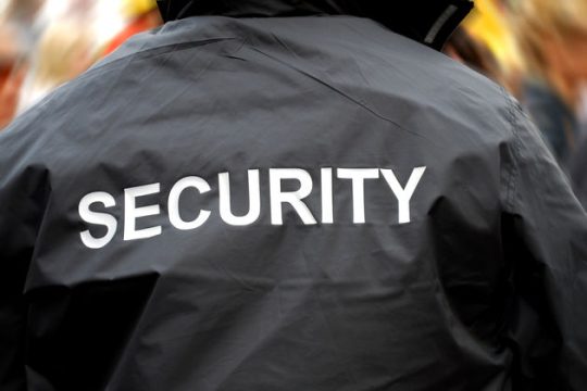 Ελεύθερος ο… πυγμάχος σεκιουριτάς της Μυκόνου