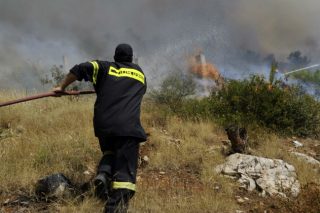 Φωτιά στην Ηλεία σε δύσβατη περιοχή