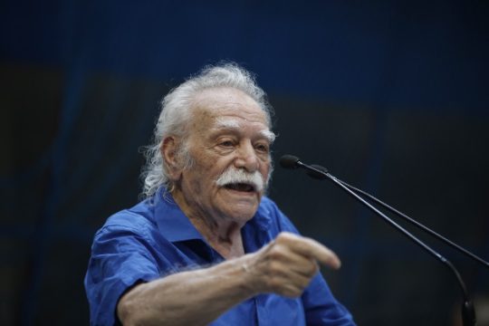 Με Μανώλη Γλέζο