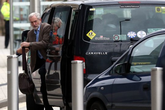 Ένας «ρόκερ της Αριστεράς» ταράζει τα νερά