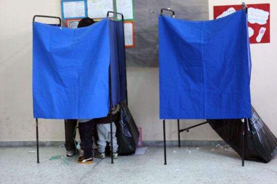 «Ντέρμπι» σε τρία ταμπλό δείχνει νέα δημοσκόπηση