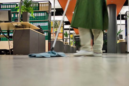 «Υπογράψτε τις μειώσεις σας, αλλιώς απολύεστε»