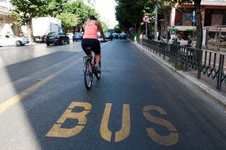 Απειλούν με χειρόφρενο