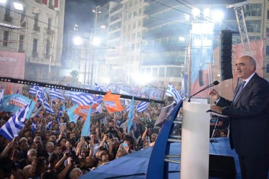 Ποντάρει στους αναποφάσιστους και την αποχή