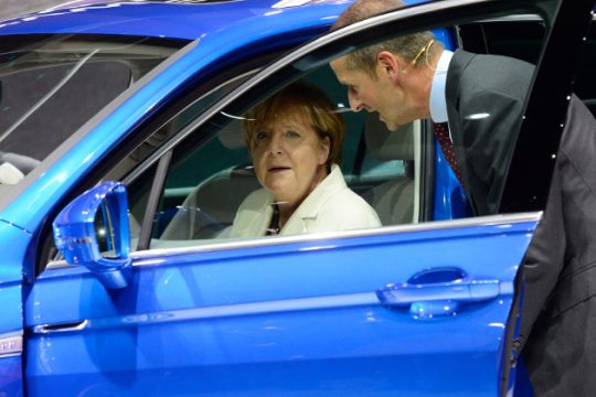 Όταν οι πολιτικοί «φλερτάρουν» με την αυτοκινητοβιομηχανία