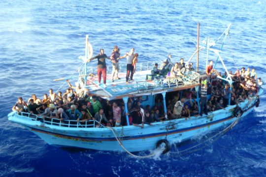 Εγκρίνεται η χρήση βίας κατά των διακινητών