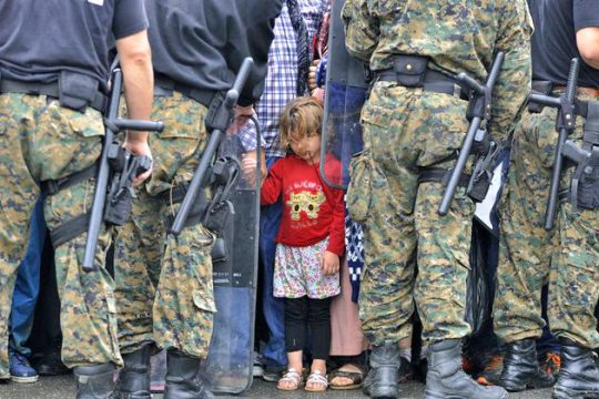Τρέχουν να προλάβουν τα τείχη