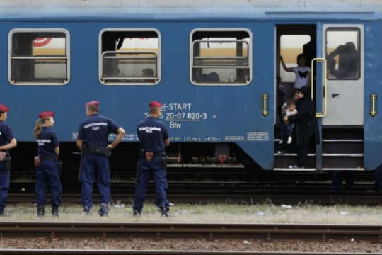 Σταματούν τα τρένα με πρόσφυγες που φτάνουν στη Γερμανία