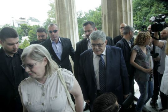 Ο ΣΥΡΙΖΑ θυμίζει τη σχέση Ν.Δ. – Χρυσής Αυγής