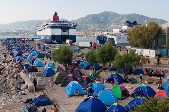 Προσφέρουν και ζητούν βοήθεια για τους πρόσφυγες τα νησιά