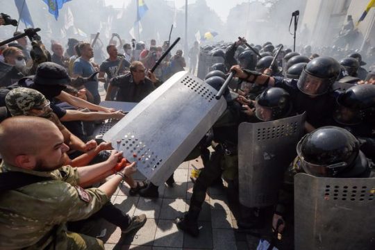 Ακροδεξιός… χαμός εντός κι εκτός Βουλής