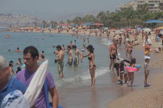 Πλήθος οι λουόμενοι στις ακτές του Φαλήρου