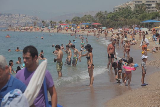 Πλήθος οι λουόμενοι στις ακτές του Φαλήρου