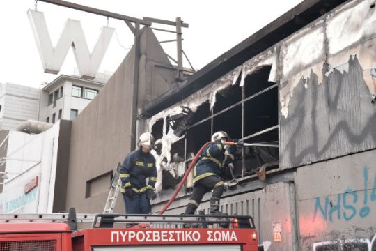 Υπό έλεγχο πυρκαγιά σε νυχτερινό κέντρο στην Πειραιώς