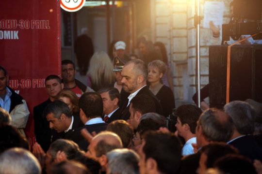 Πολιτικός σεισμός στην Αλβανία με τον Έντι Ράμα