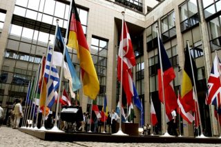 Γιατί χαμογελάνε και χαίρονται οι απέναντι, πατέρα;