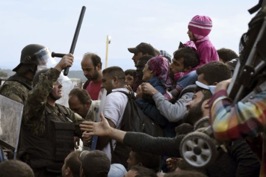 Χιλιάδες έφθασαν, χιλιάδες φθάνουν