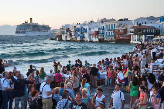 Τσουνάμι από… τουρίστες
