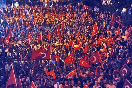 Ο ακήρυχτος εμφύλιος παραλύει την Τουρκία
