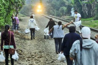 Μια σακούλα φαΐ στους επιβάτες του «Κτήνους»