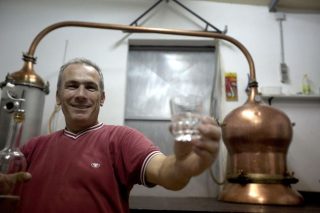 Μας «κόβουν» και το τσίπουρο