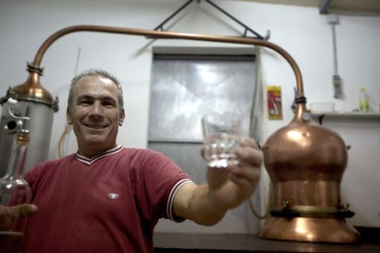 Μας «κόβουν» και το τσίπουρο