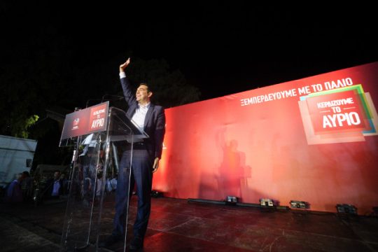 Ο Τσίπρας στο Σύνταγμα με μηνύματα προς αναποφάσιστους