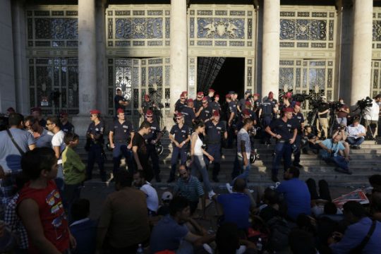 «Αιχμάλωτοι» πρόσφυγες στο σταθμό της Βουδαπέστης