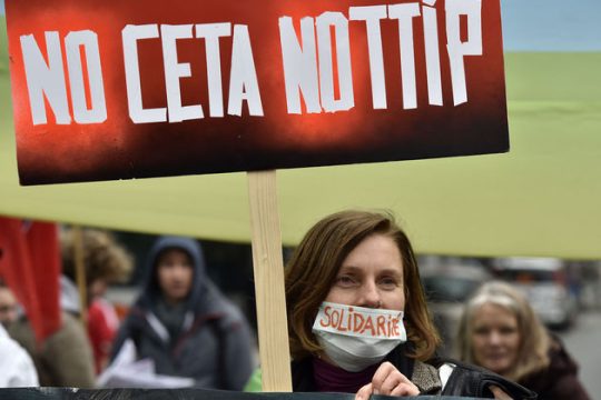 Με… χειροπέδες στη βροχή οι διαδηλωτές