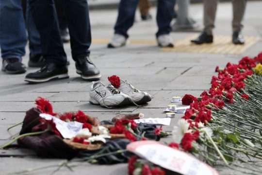 Κοιτώντας τους εκατό νεκρούς της Αγκυρας από την Ελλάδα