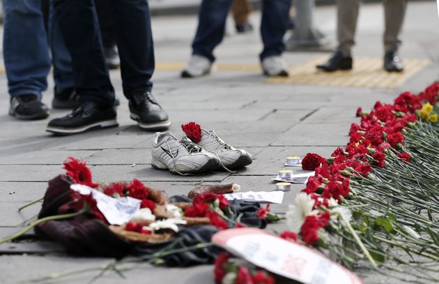 Κοιτώντας τους εκατό νεκρούς της Αγκυρας από την Ελλάδα