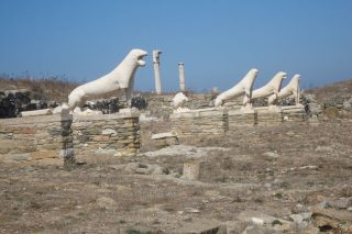 Χλιδή στη Μύκονο, εγκατάλειψη στη Δήλο
