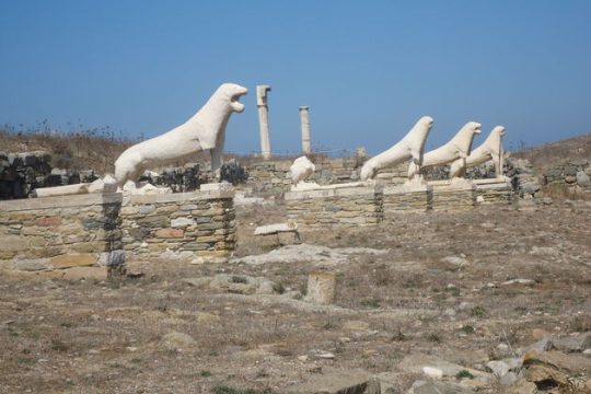 Χλιδή στη Μύκονο, εγκατάλειψη στη Δήλο