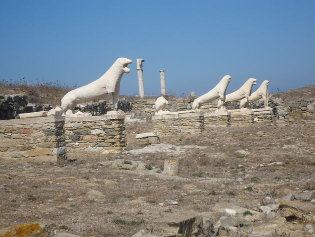 Χλιδή στη Μύκονο, εγκατάλειψη στη Δήλο