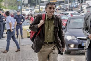 Επεσαν «κίτρινες» κάρτες