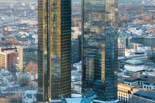 Κούρεμα του ελληνικού χρέους προβλέπει η Deutsche Bank