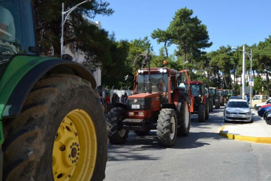 Έτοιμοι να κατεβάσουν τα τρακτέρ στους δρόμους