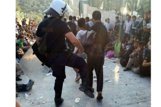 Χημικά και ξύλο στους πρόσφυγες