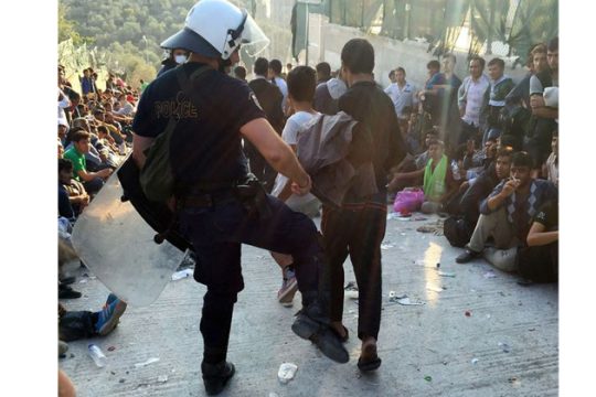 Χημικά και ξύλο στους πρόσφυγες