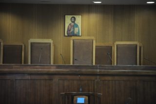 Διέγραψαν χρέη ύψους 128.000 ευρώ τρίτεκνης οικογένειας