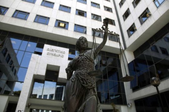 Επιστολή με σφαίρα στην πρόεδρο της επιτροπής σοφών